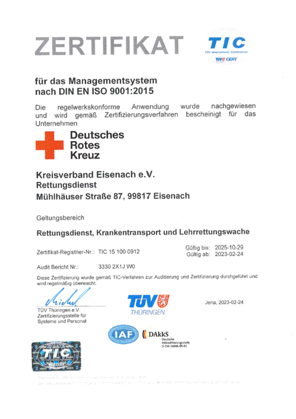 Das Bild zeigt eine offizielle Urkunde. Es ist ein Zertifikat vom TÜV Thüringen für den Rettungs-Dienst vom Roten Kreuz in Eisenach. Auf dem Papier steht groß das Wort „ZERTIFIKAT“. In der Mitte sieht man das rote Kreuz und den Namen „Deutsches Rotes Kreuz“. Das Papier bestätigt, dass der Rettungs-Dienst sehr gute Arbeit macht und alle Regeln genau einhält. Die Urkunde ist bis zum Jahr 2025 gültig.