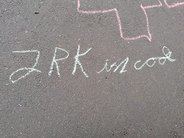 Infoseite des Jugendrotkreuzes (JRK) im DRK-Kreisverband Eisenach e.V. mit dem Titel ‚Wir engagieren uns für andere‘. Der Text erläutert Einsatzbereiche wie Schulsanitätsdienst, Notfalldarstellung und Ferienfreizeiten. Am Ende sind die sieben Grundsätze der Bewegung aufgeführt: Menschlichkeit, Unparteilichkeit, Neutralität, Unabhängigkeit, Freiwilligkeit, Einheit und Universalität.