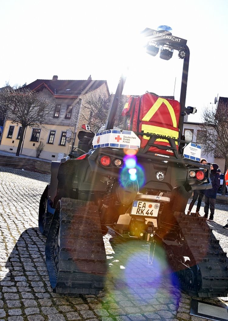 Heckansicht des Bergwacht-Einsatz-ATV mit Kettenlaufwerk und montiertem Notfallrucksack.