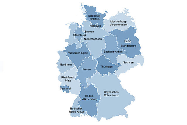 Eine schematische Landkarte von Deutschland, die in die verschiedenen Landesverbände des Deutschen Roten Kreuzes unterteilt ist. Die Karte ist in verschiedenen Blautönen gestaltet. Die einzelnen Regionen sind mit den Namen der jeweiligen Verbände beschriftet, darunter zum Beispiel Thüringen, Sachsen, Bayerisches Rotes Kreuz und Westfalen-Lippe. Die Grafik dient der Übersicht über die regionale Organisationsstruktur des DRK auf Bundesebene.
